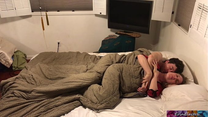 Eine Stiefmutter Teilt Ihr Bett Mit Ihrem Stiefsohn, Weil Sie Finanzielle Probleme Hat.