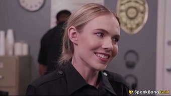 Die Fremdgehende Polizistin Wird Zum Schmutzigen Geheimnis Des Ganzen Bezirks.