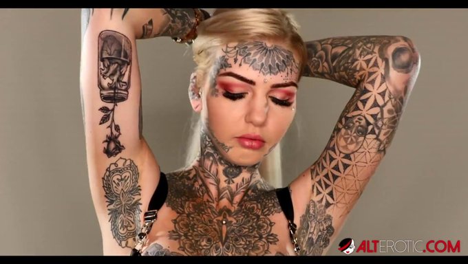 Blonde Sexbombe Mit Dicken Titten Bekommt Tattoo Auf Die Brüste