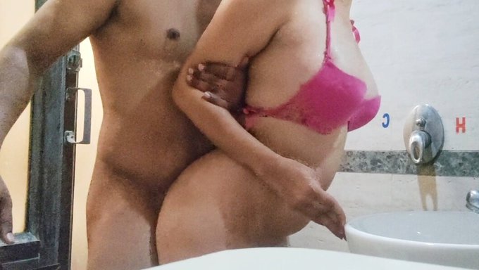 Indische Brünette Wird Hart Im Badezimmer Gefickt