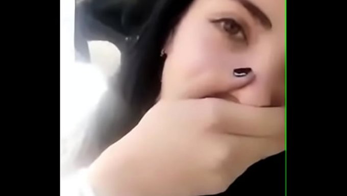 Das Mädchen Wurde An Einem Verregneten Tag In Einer Kompromittierenden Situation Erwischt.