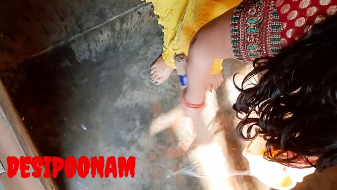 Geile Indische Teenagerin Poonam Wird Im Badezimmer In Ihren Großen Arsch Gefickt