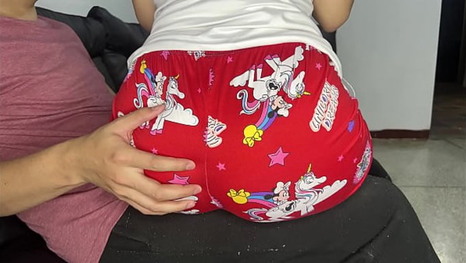 Stiefvater Genießt Es, Mit Unschuldiger Stieftochter Zu Essen Und Kann Nicht Aufhören, Auf Ihren Arsch Zu Starren