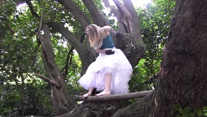 Blonder Teen Genießt Outdoor Masturbationssession