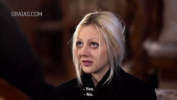 Blondes Mädchen Unterwirft Sich Ihrem Dominanten Meister In Einer Bdsm-Begegnung