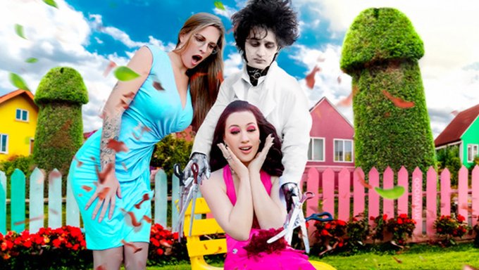 Zwei Gut Bestückte Milfs Lassen Sich In Einer Eher Kinky Szene Die Büsche Rasieren.
