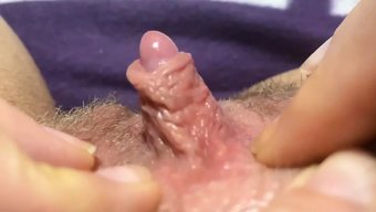 Finger Wichsen Den Riesigen Kitzler, Necken Ihn Und Bringen Ihn Zum Orgasmus.