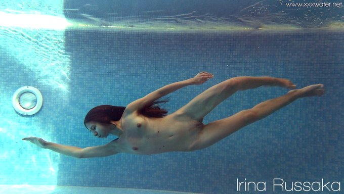Die Softcore-Szene Der Brünetten Russin Stefanie Moon Mit Kleinen Titten
