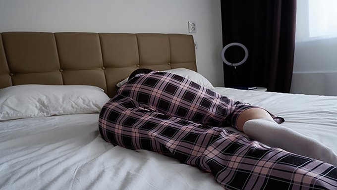 Amerikanische Teenager-Stiefschwester Wird Von Ihrem Stiefbruder Im Wohnheimzimmer Gefickt