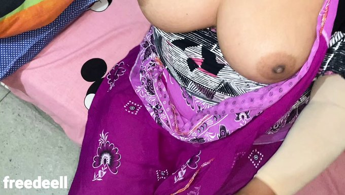 Bhabhis Dicke Möpse Hüpfen, Als Sie Von Einem Jungen Kerl Gefickt Wird