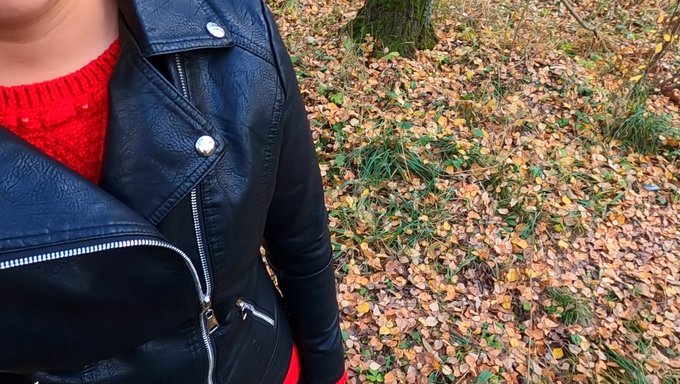 Studentische Studentin Wird Beim Öffentlichen Masturbieren Erwischt Und Gibt Eine Riskante Handarbeit