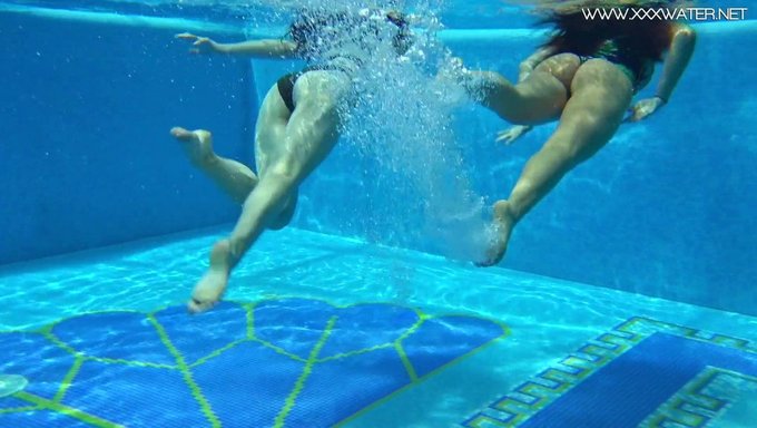 Zwei Heiße Nackte Frauen Genießen Eine Freche Begegnung Am Pool