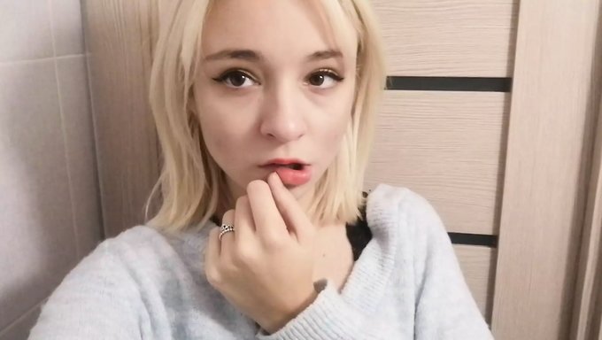 Junge Studentin Zieht Sich Aus Und Neckt In Einem Selbstgemachten Video