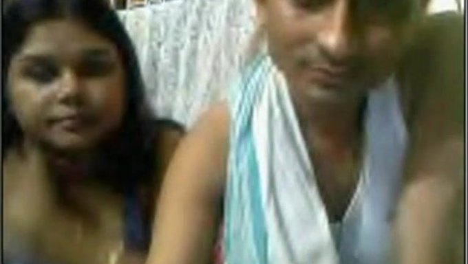 Die Webcam-Möpse Des Desi-Paares Präsentiert