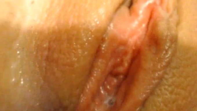 Unartiges Camgirl Genießt Solospiel Mit Dildo Und Fingern