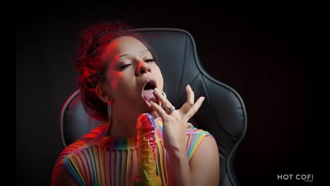 Latina Verwöhnt Einen Riesigen, Schwanzförmigen Lolli Mit Einem Geilen Dildo-Blowjob Und Schmutzigem Dirty Talk.