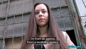 Beim Cash-Casting Wird Die Öffentlichkeit Heiß, Als Das Junge Model Lutscht Und Ordentlich Durchgefickt Wird.