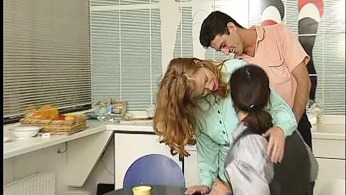 Deepthroat Und Fingerbumsaction Beim Deutschen Reifen Dreier