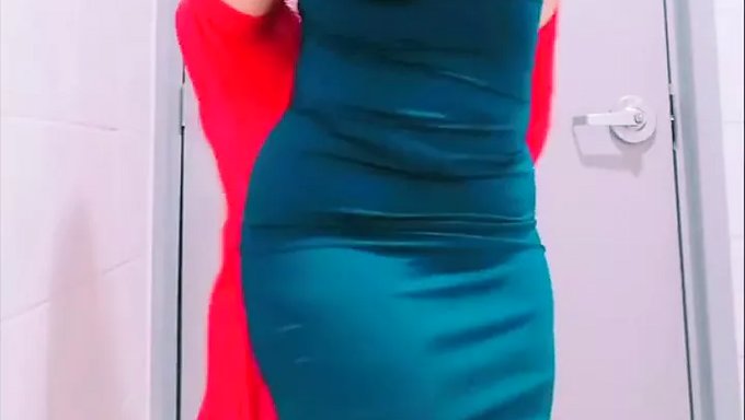 Milf-Sekretärin In Einem Sexy Bürooutfit Zeigt Ihre Großen Titten Und Ihren Arsch