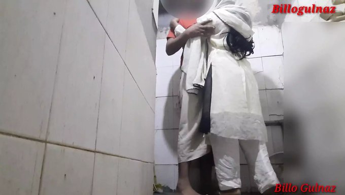 Indische Teenschwester Wird Im Badezimmer In Die Muschi Geleckt Und In Den Arsch Gefickt