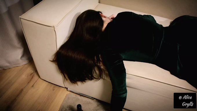 Eine 18-Jährige Stiefschwester Wird Von Einem Großen Schwanz Erwischt Und Hart Gefickt