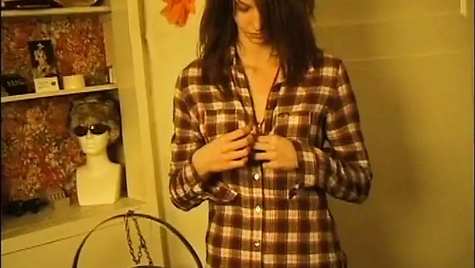 Erlebe Dianas Verführerischen Striptease Und Sehe Sie In Aktion