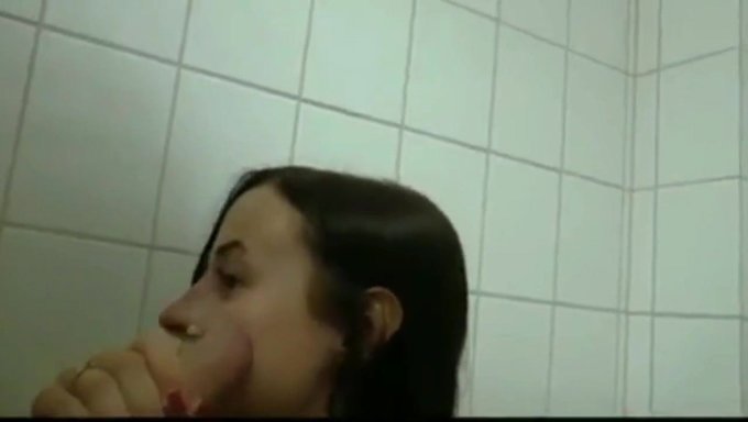 Unartiges Luder Wird In Öffentlicher Toilette Gefickt