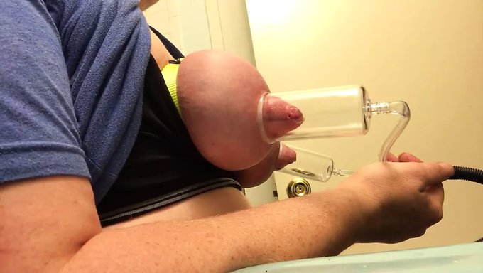 Hausgemachtes Video Von Frau, Die Nippel Pumpt