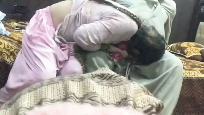 Pakistanische College-Studentin Wird Von Ihrem 18-Jährigen Lehrer Im Wohnheim Anal Genommen