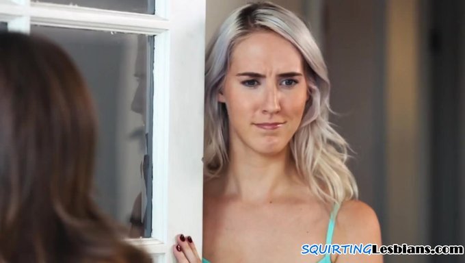 Sinnliche Lesbische Spiele Führen Zu Einem Orgasmischen Höhepunkt Auf Einer Üppigen Vagina