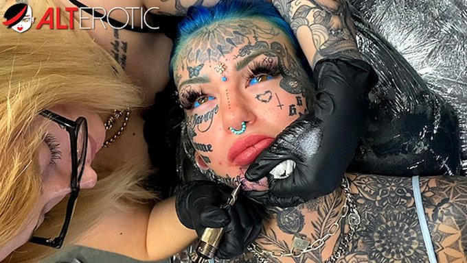 Große Brüste Und Große Tattoos: Ein Schönes Mädchen Wird In Einem Heißen Video Tätowiert