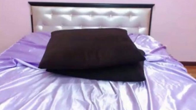 Asiatisches Amateurgirl Macht Es Sich Vor Der Webcam
