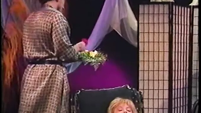 Vintage Wonne Mit Nina Hartley Und Aja In Klassischer Treppenszene
