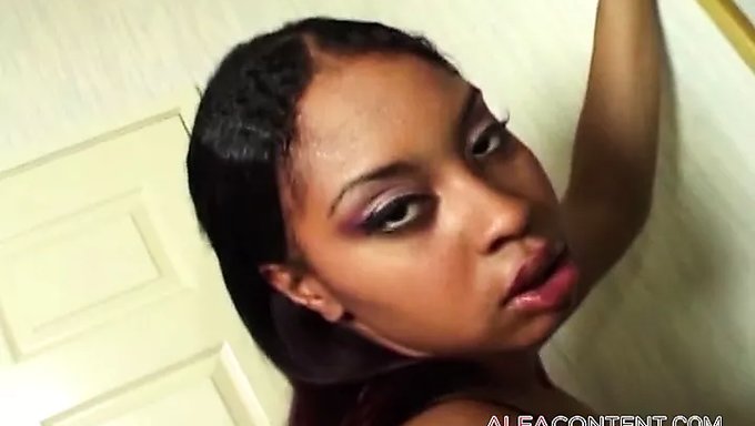 Ebonygirl Bekommt Von Hinten Den Dicken Arsch Reingefickt