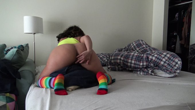 Die Muschi Des Lesbischen Mädchens In Nahaufnahme, Während Sie Masturbiert Und Spritzt