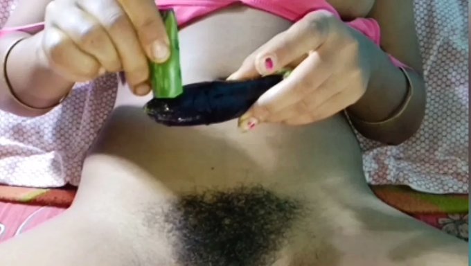 Behaarte Brünjal Wird In Hausgemachtem Video Frech