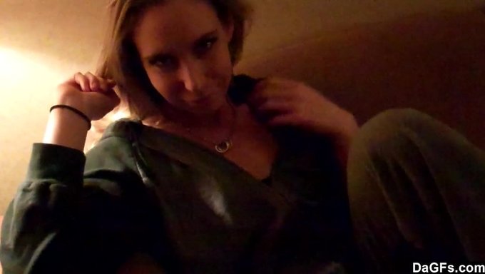 Amateurgirl Macht Sich Nackig Und Legt Ihre Muschi Frei