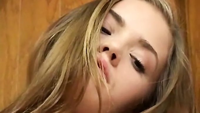 Blonder Teen Macht Es Sich Mit Den Fingern