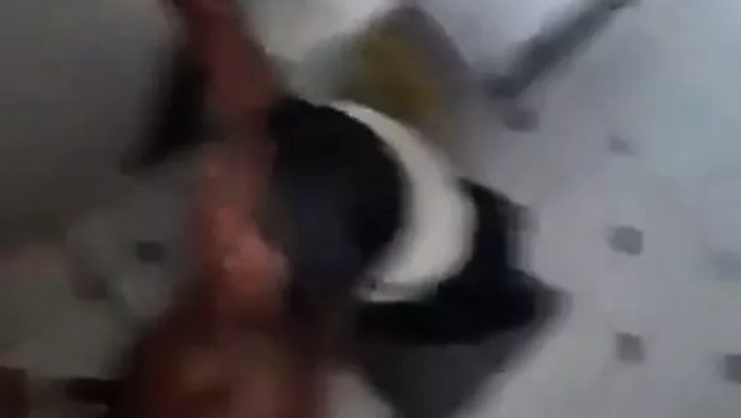 Junger Typ Wird Beim Dominieren Und Oralsex Im Badezimmer Erwischt