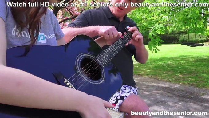 Erregter Senior Weist Einen Jungen Musiker An, Akkorde Zu Spielen
