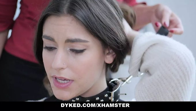 Gefickt: Arielle Faye Dominiert Junge Frau Mit Fingern