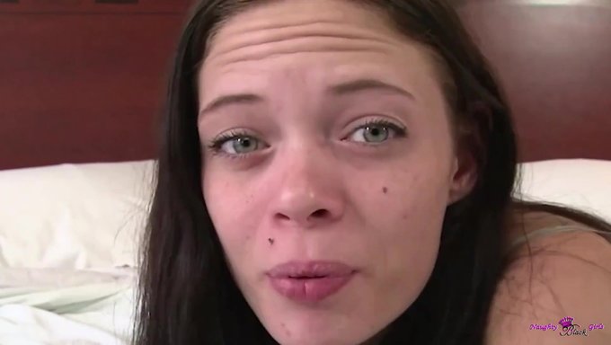 Brünettes Mädchen Gibt Einem Schwarzen Typen Einen Blowjob, Um Sich An Seinem Freund Zu Rächen