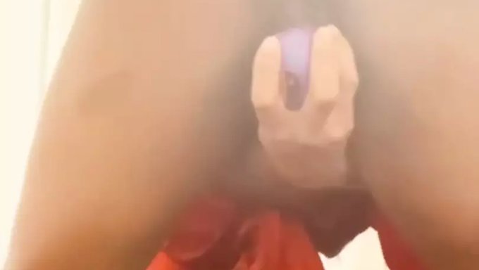 Spritzer Einer Frau In Nahaufnahme Mit Vibrator Und Dildo
