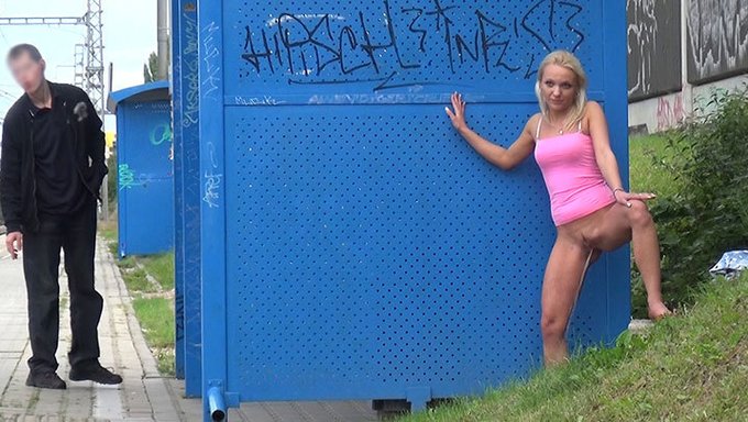 Amateurvideo Zeigt Mann Beim Pinkeln Auf Dem Bahnsteig