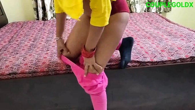 Das Spritzabenteuer Von Komal Bhabhi Im Gelben Kleid