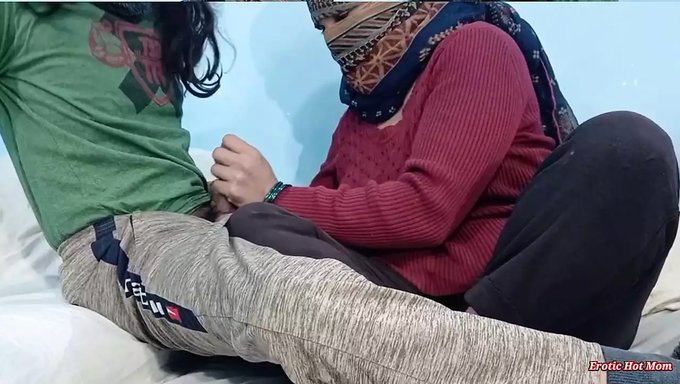 Indische Bhabhi Gibt Ihrem Devar Eine Befriedigende Handarbeit