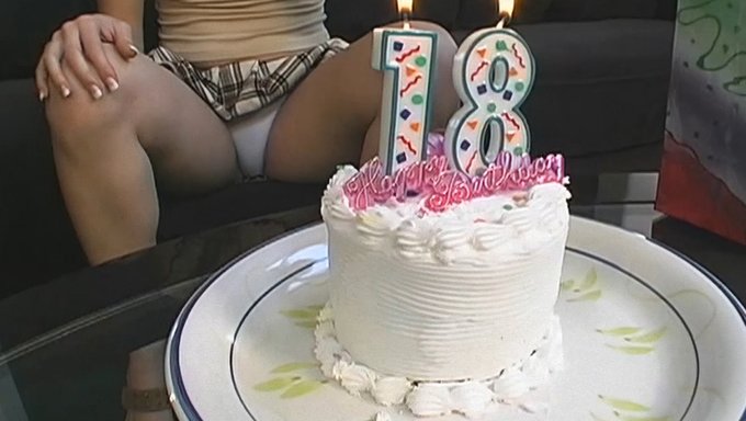 Hausgemachtes Video Vom Ersten Mal Eines Jungen Mädchens Mit Dildo Zum 18.Geburtstag