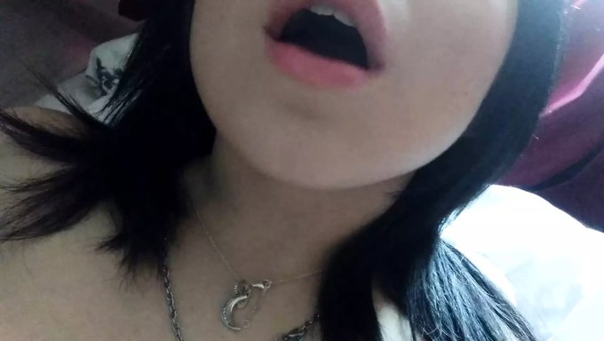 Solo-Masturbationssession Eines Bisexuellen Mädchens Mit Nahaufnahme Des Kamerawinkels
