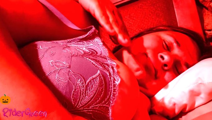 Stiefmutter Und Stiefsohn Geben Sich Halloween-Themen-Intimität Mit Zustimmung Hin