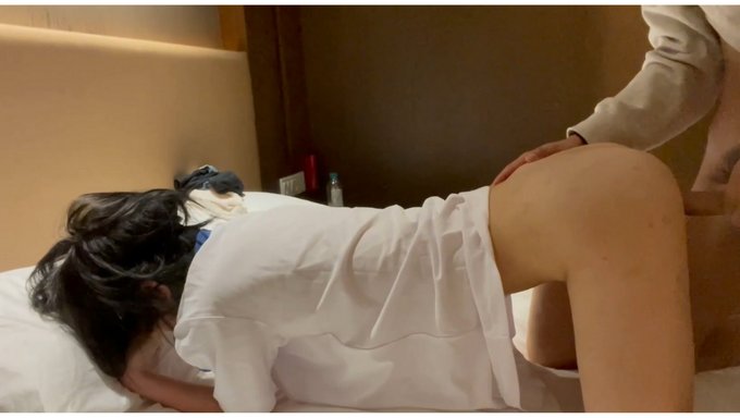 Junges Chinesisches Mädchen Dominiert Ihren Partner In Retro-Pornovideo